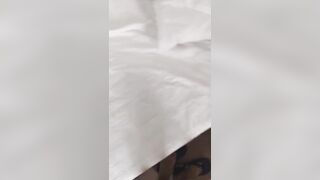没生过小孩的逼逼就是紧，水也多，偷偷干小姨子的感觉真的太舒服了。