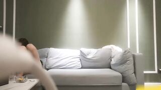 约炮甜美妹子跪着深喉口交翘屁股摸逼后入