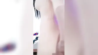 今日下海大学生小姐姐，170CM顶级美腿，情趣装足球宝贝，跪着翘起美臀，表情一脸淫荡，抬起双腿无毛肥穴，摆弄各种姿势