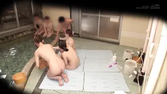 SDMUA-024 嘿，性感的美女，要不你只裹着条浴巾偷偷溜进男浴室，让男顾客们好好享受一番？超级硬核  #あきばもも #秋叶桃 #きみと歩実 #君户步实 #兼咲みゆ #金崎美优