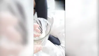 老妈维护继父，主动把我们的混合液+逼里流出的精液+尿液喝下去了。