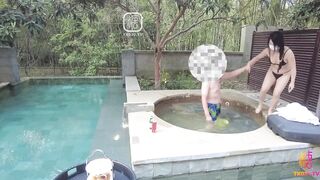 [糖心Vlog]【淫乱3p】风骚人妻绿帽老公 温泉酒店被前后夹击 猛坐骑乘榨精 - 芒果