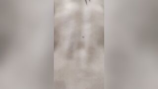 大哥还在房间睡觉，嫂子刚洗完澡出来，就开始诱惑我，还好没被大哥发现