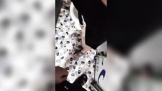 嫂子在洗澡，我突然跑进去，把她吓了一跳，没想到今天嫂子还有点抗拒